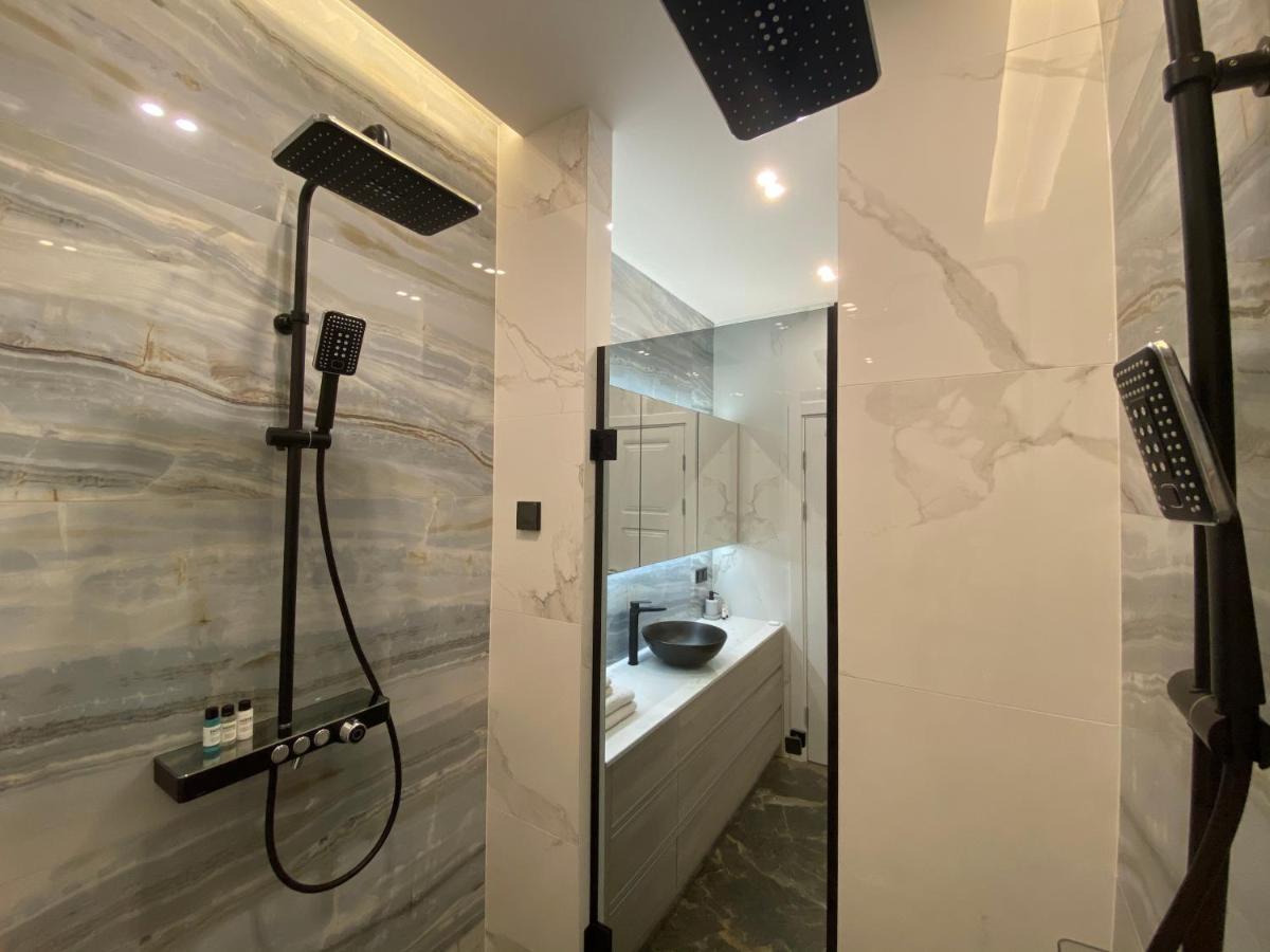 Modern Classic 2 Bedroom Apartment Near Most City Dnipro Esterno foto